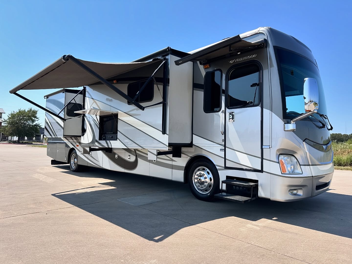 You are currently viewing 2014 fleetwood Discovery 49e