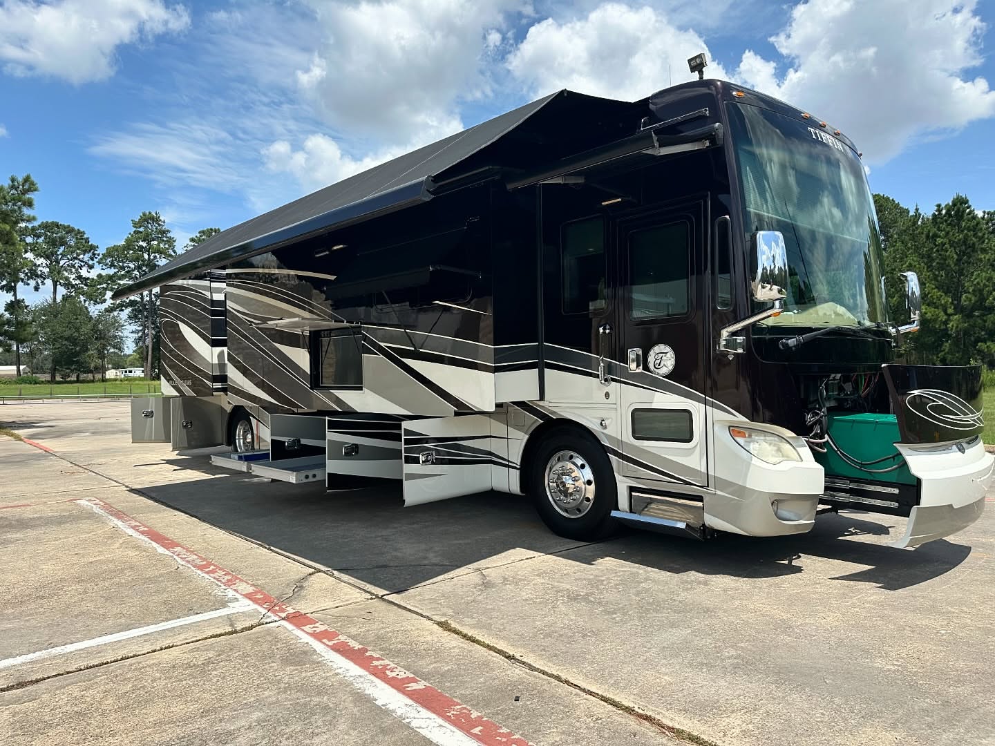 Read more about the article 2016 Tiffin Allegro Bus 40 AP